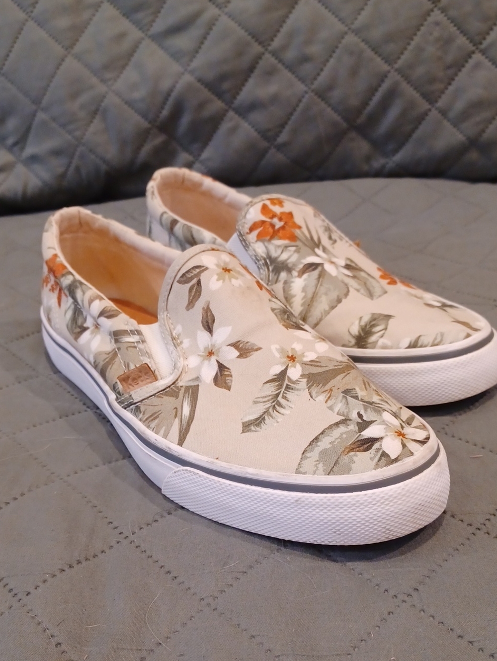 Slip-On Floral Canvas Women's Shoes in Beige Sz 9
